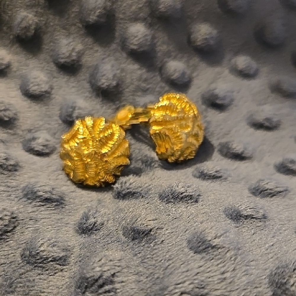Natori Vntg Gold Textured Clip Earrings